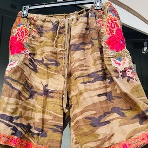 Johnny Was 2x camo shorts